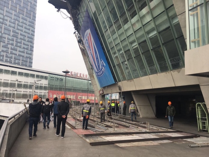 固然不雅众也不要过度解读本片中的中国元素，我们可以从中找到世界首要国度的存在，这类好莱坞年夜片不往做均衡。